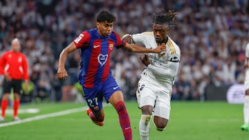 El delantero español del FC Barcelona Lamine Yamal (izda) disputa un balón con el defensa francés del Real Madrid Eduardo Camavinga, durante el partido de la jornada 32 de LaLiga EA Sports entre Real Madrid y FC Barcelona. EFE/Daniel González