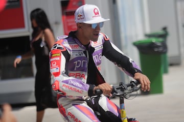 Jorge Martín llegó a su box en bicicleta. Antes de la sesión clasificatoria para la carrera al esprint.