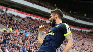 Giroud hizo doblete tras salir desde el banquillo.