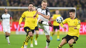 Dortmund (Germany), 22/11/2019.- Dortmund&acute;s Julian Weigl (R) in action against Paderborn&#039;s Ben Zolinski (L) during the German Bundesliga soccer match between Borussia Dortmund and SC Paderborn in Dortmund,&nbsp;Germany, 22 November 2019. (Alema