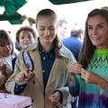 La Princesa Leonor junto a su madre, la Reina Letizia, durante el Premio al Pueblo Ejemplar de Asturias 2023 a las Parroquias de Arroes en Villaviciosa (España).
