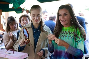 La Princesa Leonor junto a su madre, la Reina Letizia, durante el Premio al Pueblo Ejemplar de Asturias 2023 a las Parroquias de Arroes en Villaviciosa (España). 