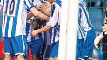 <b>ESTOYANOFF, SEGURO.</b> A Estoyanoff no le tembló el pulso y batió a Prats desde los once metros para sellar la victoria del Deportivo.