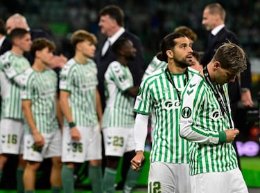 Los jugadores del Betis tras recibir la medalla de subcampeones del torneo.