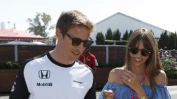Button y su esposa, Jessica Michibata.