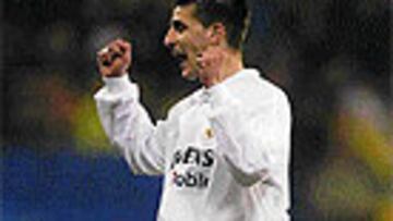 <b>KID PORTILLO</B>. El futbolista de Aranjuez aprovechó al máximo sus minutos y anotó el tercer tanto. Luego regaló la camiseta al público.