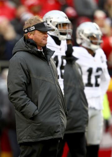 Coach de Raiders de la NFL. Ingresos: $10 millones de dólares.