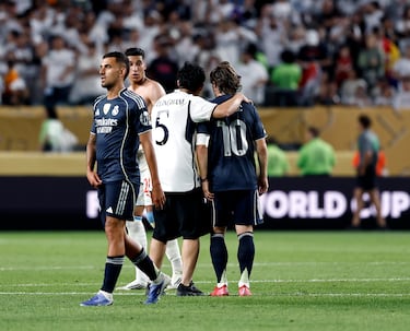 Tras el pitido final un aficionado presente en el Lincoln Financial Field de Filadelfia no quiso perder la oportunidad de fotografiarse con el '10' del Madrid.