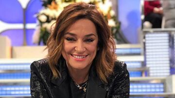 La presentadora Toñi Moreno sonrinte en el plató de 'Viva la vida'.