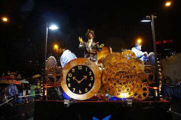 Miles de niños participan en la cabalgata de los Reyes Magos de Madrid, que este año ofrece un homenaje especial al mundo de los inventores.