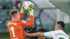 Barcelona&#039;s goalkeeper Marc-Andre ter Stegen makes a save during the Spanish La Liga soccer match between Elche and Barcelona at the Manuel Martinez Valero stadium in Elche, Spain, Sunday, Jan. 24, 2021. (AP Photo/Alberto Saiz)