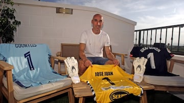 José Juan posa para AS en su domicilio con las camisetas de Courtois, Unai Simón y la que llevó con el Alcoyano en 2021 contra el Real Madrid.