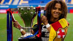 Vicky López posa con el trofeo de la Primera División Femenina.