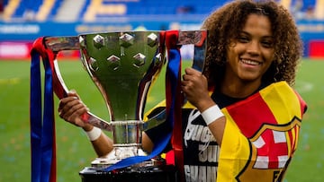 Vicky López posa con el trofeo de la Primera División Femenina.