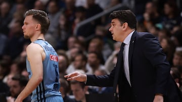 Alba's head coach Israel Gonzalez (R) talks to Albas Martin Hermannsson during the EuroLeague basketball match between Alba Berlin and FC Barcelona in Berlin, Germany, 07 March 2025.