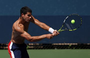 El tenista murciano Carlos Alcaraz, de 19 años, que alcanzó los cuartos de final el año pasado en el US Open de Nueva York, se entrena en Flushing Meadows antes de su debut ante el argentino Sebastián Báez. Charly, a tenor de las fotos en las que se le ve fibroso, llega al torneo con muy buen tono físico. 
