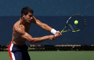El tenista murciano Carlos Alcaraz, de 19 años, que alcanzó los cuartos de final el año pasado en el US Open de Nueva York, se entrena en Flushing Meadows antes de su debut ante el argentino Sebastián Báez. Charly, a tenor de las fotos en las que se le ve fibroso, llega al torneo con muy buen tono físico. 
