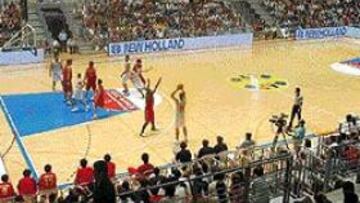 <b>ESPERANZADOR COMIENZO.</B> La Selección mostró en Huelva, ante 3.800 espectadores, un buen nivel a pesar de jugar a medio gas.