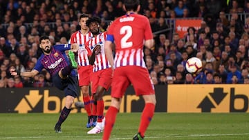 BARCELONA, SPAIN - APRIL 06: Luis Suarez of Barcelona (L) scores his team's first goal during the La Liga match between FC Barcelona and Club Atletico de Madrid at Camp Nou on April 06, 2019 in Barcelona, Spain. (Photo by Alex Caparros/Getty Images