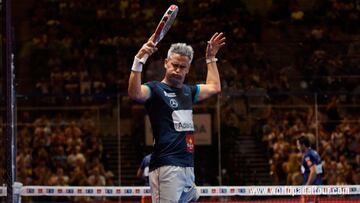 Miguel Lamperti celebra un punto durante un partido World Padel Tour.