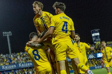 El Alcorcón coge aire después de su segunda victoria consecutiva, ambas por la mínima. Ante el Villarreal B, en el partido que cerró la jornada, el equipo sufrió, pero consiguió mantener la meta a cero con el gran despliegue de su zaga. En este apartado brilló Javi Castro, desbaratando todo el peligro