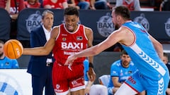 BARCELONA, 03/05/2025.- El ala-p赤vot americano del Baxi Manresa Derrick Alston Jr (i) es defendido por el alero bosnio del R赤o Breog芍n Edin Atic (d) durante el encuentro de la jornada 30 de la Liga Endesa entre el Baxi Manresa y el R赤o Breog芍n, disputado este s芍bado en el Pabell車n Nou Congost de Manresa. EFE/Siu Wu