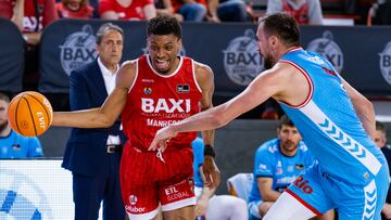 El ala-pívot americano del Baxi Manresa Derrick Alston Jr (i) es defendido por el alero bosnio del Río Breogán Edin Atic (d) durante el encuentro de la jornada 30 de la Liga Endesa entre el Baxi Manresa y el Río Breogán, disputado este sábado en el Pabellón Nou Congost de Manresa.