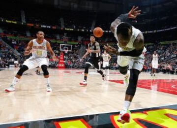 El fotógrafo capta el momento en el que Dennis Schroder de los Atlanta Hawks salva un balón.