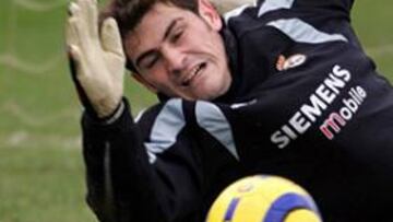 <b>CONCENTRADO. </B>El portero madridista no quiere ni oír hablar de Roma hasta después del partido en Villarreal.