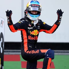 Ricciardo gana una carrera loca; Sainz y Alonso puntúan
