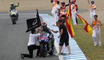 El piloto español Jorge Lorenzo tras proclamarse vencedor del Gran Premio de España de MotoGP.
