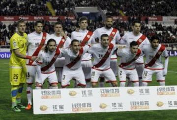 El once inicial del Rayo Vallecano. De pie: Yoel, Zé Castro, Piti, Llorente, Bebé y Miku. Agachados: Iturra, Nacho, Trashorras, Tito y Özbiliz.