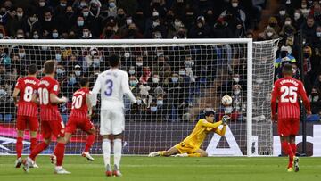 Bono falla en el primer gol madridista.