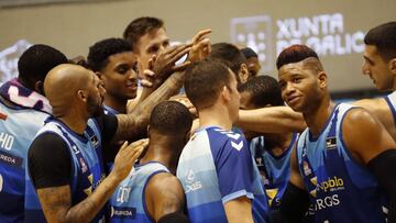 GRAF3281. SANTIAGO DE COMPOSTELA, 21/11/2020.- Los jugadores de San Pablo Burgos celebran la victoria, 63-78 ante el Monbús Obradoiro tras el partido de liga ACB, esta noche en Santiago de Compostela. EFE/Lavandeira jr