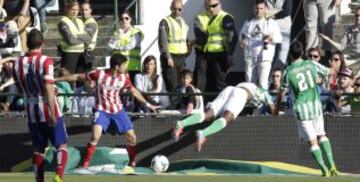 Paulao se va contra la valla publicitaria.