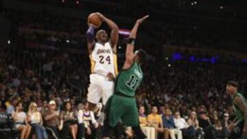 Kobe Bryant, ante Evan Turner, en su último Lakers-Celtics.
