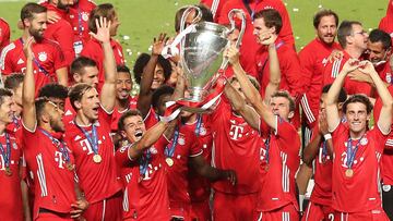 YEARENDER SPORT
(FILES) In this file photo taken on August 23, 2020 Bayern Munich players celebrate with the trophy after the UEFA Champions League final football match between Paris Saint-Germain and Bayern Munich at the Luz stadium in Lisbon. (Photo by