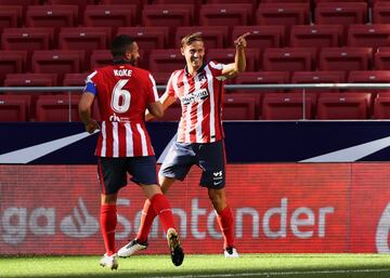 El Atlético inicia la temporada con goleada al Granada (6-1) y proponiendo un juego vistoso de ataque. Llorente espera desde el banquillo junto a Luis Suárez, el gran fichaje de la temporada, pero cuando entra con 3-0 en el marcador vuelve a ser un huracán. 19 minutos sobre el campo para conseguir su primer tanto del curso a pase del uruguayo y devolverle la asistencia para el primer tanto de Suárez como rojiblanco. Ahí comenzó a fraguarse una de las grandes parejas del campeonato, dos futbolistas que se entienden a la perfección.  