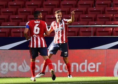 El Atlético inicia la temporada con goleada al Granada (6-1) y proponiendo un juego vistoso de ataque. Llorente espera desde el banquillo junto a Luis Suárez, el gran fichaje de la temporada, pero cuando entra con 3-0 en el marcador vuelve a ser un huracán. 19 minutos sobre el campo para conseguir su primer tanto del curso a pase del uruguayo y devolverle la asistencia para el primer tanto de Suárez como rojiblanco. Ahí comenzó a fraguarse una de las grandes parejas del campeonato, dos futbolistas que se entienden a la perfección.  