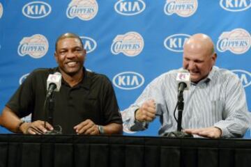 Doc Rivers, entrenador del equipo, y Steve Ballmer.