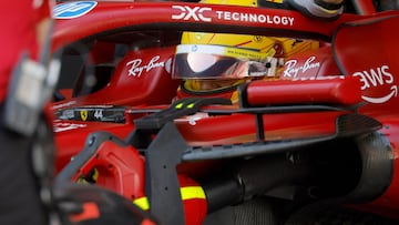 Lewis Hamilton, subido en el Ferrari durante el GP de España de F1.