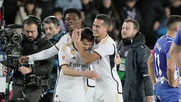 VITORIA, 21/12/2023.- El lateral del Real Madrid Lucas Vázquez (d) celebra la victoria con Francisco García tras el encuentro de la jornada 18 de LaLiga entre el Deportivo Alavés y el Real Madrid, este jueves en el Estadio de Mendizorroza, en Vitoria. EFE/Adrián Ruiz Hierro