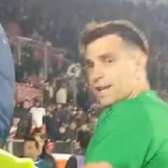 El particular gesto del ‘Dibu’ Martínez que sorprendió a los hinchas chilenos: esto hizo el argentino