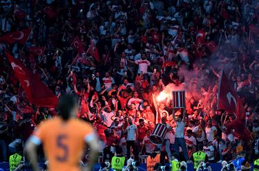 Aficionados turcos encienden una bengala durante el duelo frente a la selección de los Países Bajos.
