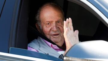 GRAF3838 POZUELO DE ALARCÓN (Comunidad de Madrid), 31/8/2019.- El rey Juan Carlos se dirige a los periodistas que esperaban en el centro Quirón Salud Madrid de Pozuelo de Alarcón a su salida del centro tras haber recibido el alta hospitalaria después de haber permanecido ocho días hospitalizado en donde se le practicó hace una semana un triple "bypass" aortocoronario.EFE/David Fernández