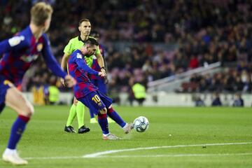 Desde casi 30 metros, Messi le pega con el interior, el balón sobrevuela la barrera y entra por la escuadra izquierda. Vuela Rubén Blanco, pero es imposible.