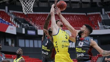 Oriol Paulí trata de atrapar un rebote ante el Lokomotiv Kuban.