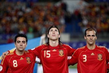 Los trámites para la nacionalización de Mariano Pernía acabaron semanas antes del Mundial de Alemania 2006, y su debut con la Selección llegó siete días antes del primer partido ante Ucrania, donde fue titular. Ante la baja de Asier del Horno, la posibilidad de que Pernía obtuviese la nacionalidad suponía un gran refuerzo para España, ya que Antonio López era el único lateral izquierdo disponible. Y así fue: salió de inicio en tres de los cuatro encuentros. Por entonces era el lateral del Getafe y ese verano se fue al Atlético. El 21 de noviembre de 2007 jugó su último partido con la Selección.