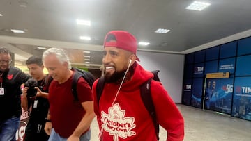 Vidal llegó a su nueva casa y se encontró con hinchas que lo recibieron así