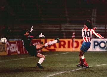 Paulo Futre ha sido uno de los mejores jugadores en la historia del Atlético. Fichado a bombo y platillo por Jesús Gil para acceder a la presidencia del club, el portugués ha sido uno de los grandes del Atlético. La noche del 23 de octubre de 1991 demostró en Europa de lo que era capaz. El equipo rojiblanco, entrenado por Luis Aragonés, ganó 3-0 al Manchester United en los octavos de final ida de la Recopa. Futre fue una pesadilla para el equipo inglés e hizo dos goles. Manolo marcó el tercero. El Atlético formó con Abel; Tomás, Juanito, Ferreira, Solozábal, Soler; Vizcaíno, Schuster, Moya (Losada, 72’); Futre y Manolo. En el partido de vuelta, disputado el 6 de noviembre en Old Trafford, el Atlético empató a un tanto, con gol de Schuster, y siguió adelante en la competición. Sufrió a principio, pero luego el equipo madrileño demostró su personalidad. 